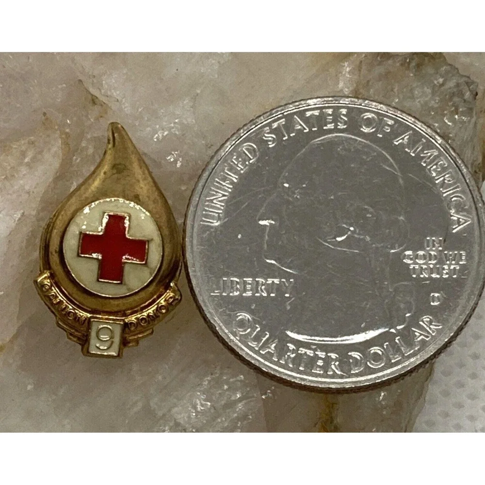 Vintage Red Cross 9 Gallon Donor Blood Donor‎ Gold Tone Pin Lapel Pin